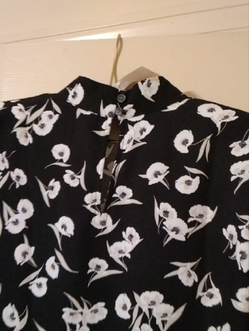 Ann Taylor Black & White Floral Short Sleeve Top - Picture 4 of 6